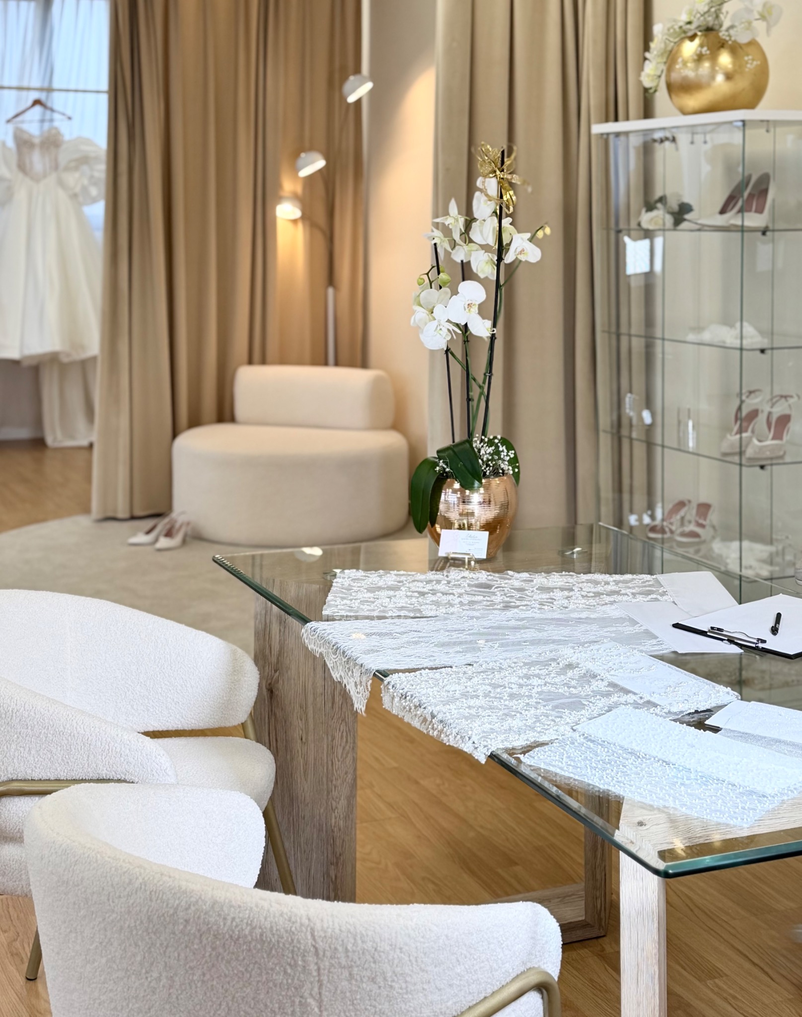 Lo spazio dedicato alla consulenza in Atelier, con tessuti e bozzetti sul tavolo